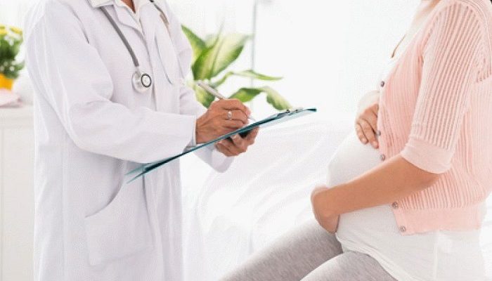 осмотр беременной гинекологом